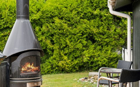 Ylermi - 1.5Km from the Sea: Garten, Kamin, Rasen, Hütte, Landscaping, Garten, Holzofen, Stuhl, Design, Feuerstelle