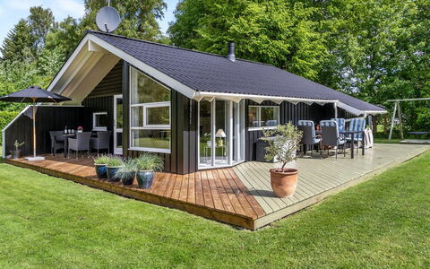 Marjatta - 850M from the Sea: Dach, Hütte, Estate, Schatten, Garten, Veranda, Garten, Gartenbauten, Design, Outdoor Struktur