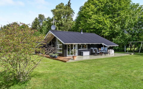 Marjatta - 850M from the Sea: Gras, Dach, Haus, Zuhause, Hütte, Ground, Garten, Rasen, Estate, Bauernhaus