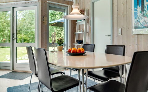 Marjatta - 850M from the Sea: Möbel, Interior Design, Tabelle, Stuhl, Flooring, Holz, Esszimmer, Küche & Esszimmer Tisch, Fussboden, Decke