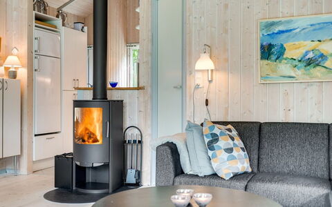 Marjatta - 850M from the Sea: Flooring, Interior Design, Fussboden, Zimmer, Wohnzimmer, Zimmerpflanze, Light Fixture, Holzbeize, Stuhl, Hartholz