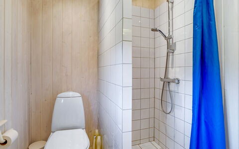 Marjatta - 850M from the Sea: Toilleten Sitz, Badezimmer, Wand, Flooring, Toilette, Armatur, Fussboden, Interior Design, Installation, Fliese