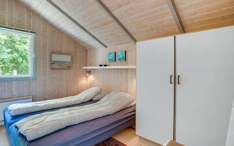 Marjatta - 850M from the Sea: Holz, Schlafzimmer, Decke, Bett, Interior Design, Fussboden, Bedding, Bettrahmen, Bettdecke, Zuhause