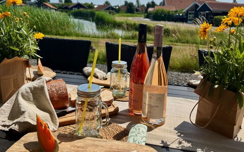 Domi - 1.2Km from the Sea: Flasche, Geschirr, Glasflasche, Drinkware, Korb, Essen, Weinflasche, Wein