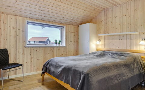 Domi - 1.2Km from the Sea: Holz, Decke, Interior Design, Flooring, Fussboden, Schlafzimmer, Zimmer, Zuhause, Light Fixture, Bett
