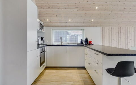 Domi - 1.2Km from the Sea: Holz, Decke, Flooring, Interior Design, Küche, Zuhause, Light Fixture, Holzboden, Countertop, Hartholz