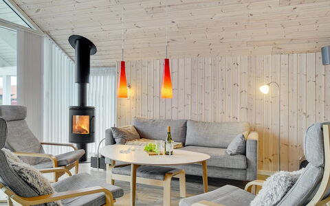 Domi - 1.2Km from the Sea: Möbel, Flooring, Interior Design, Holz, Fussboden, Wohnzimmer, Beleuchtung, Stuhl, Zuhause, Tabelle