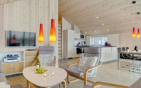 Domi - 1.2Km from the Sea: Holz, Interior Design, Decke, Flooring, Möbel, Light Fixture, Wohnzimmer, Zuhause, Fussboden, Zimmer