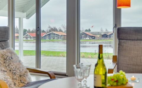 Domi - 1.2Km from the Sea: Holz, Zuhause, Möbel, Stuhl, Holzbeize, Schatten, Veranda, Glas, Terrasse, Garten