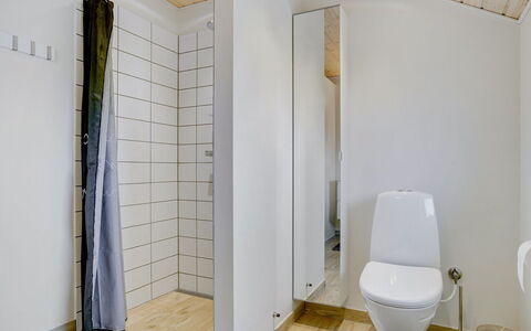 Domi - 1.2Km from the Sea: Flooring, Fussboden, Wand, Holz, Armatur, Interior Design, Toilette, Toilleten Sitz, Badezimmer, Decke