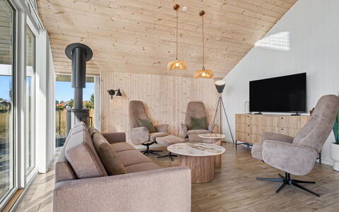 Domi - 1.2Km from the Sea: Holz, Flooring, Decke, Interior Design, Fussboden, Holzboden, Zuhause, Light Fixture, Möbel, Wohnzimmer