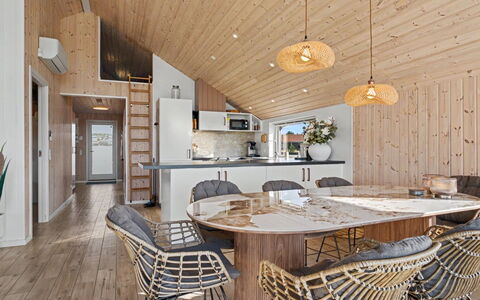 Domi - 1.2Km from the Sea: Flooring, Holz, Interior Design, Decke, Fussboden, Holzboden, Möbel, Light Fixture, Beleuchtung, Wohnzimmer
