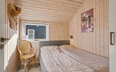 Domi - 1.2Km from the Sea: Schlafzimmer, Holz, Bett, Bettdecke, Möbel, Fussboden, Bedding, Decke, Interior Design, Flooring