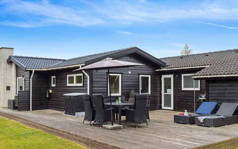 Kalevi - 900M from the Sea: Dach, Haus, Zuhause, Hütte, Tür, Abstellgleis, Deck, Veranda, Planke, Hartholz