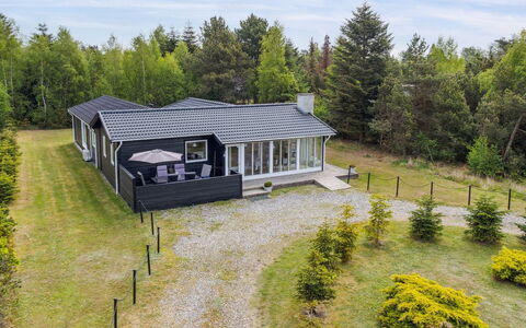 Kalevi - 900M from the Sea: Dach, Haus, Zuhause, Hütte, Tür, Abstellgleis, Deck, Veranda, Planke, Hartholz