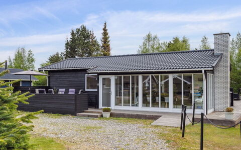 Kalevi - 900M from the Sea: Dach, Haus, Zuhause, Hütte, Tür, Abstellgleis, Deck, Veranda, Planke, Hartholz