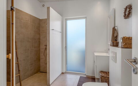 Vanna - 1.2Km from the Sea: Flooring, Fussboden, Wand, Armatur, Interior Design, Decke, Badezimmer, Toilette, Beleuchtung, Zimmer