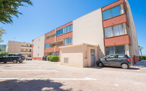 Saint Cyr sur Mer les Lecques 170: Rad, Himmel, Auto, Eigentum, Gebäude, Fahrzeug, Asphalt, Die Architektur