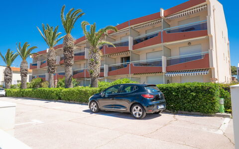 Saint Cyr sur Mer les Lecques 170: Rad, Himmel, Auto, Fahrzeug, Gebäude, Pflanze, Automobil-Design, Autoreifen, Die Architektur