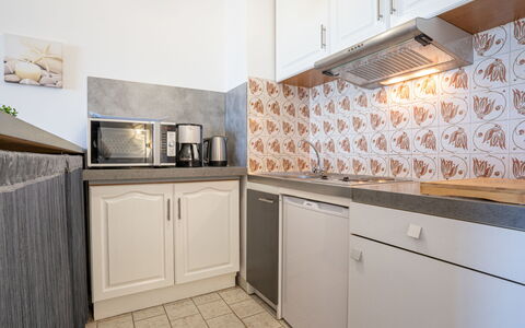 Saint Cyr sur Mer les Lecques 170: Cabinetry, Eigentum, Countertop, Küche, Holz, Küchengerät, Interior Design, Haushaltsgerät, Die Architektur, Flooring