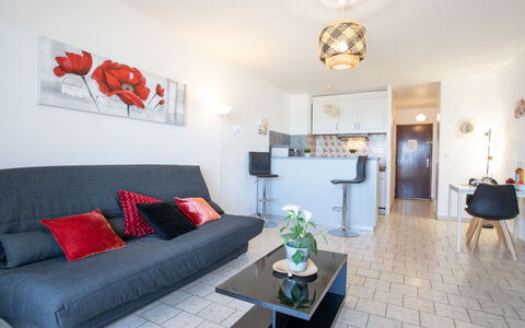Saint Cyr sur Mer les Lecques 170: Möbel, Couch, Tabelle, Bilderrahmen, Interior Design, Wohnzimmer, Komfort, Studio Couch, Lampe, Fussboden