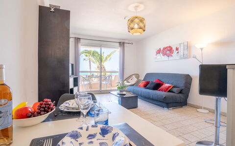 Saint Cyr sur Mer les Lecques 170: Tabelle, Eigentum, Möbel, Couch, Orange, Geschirr, Interior Design, Essen, Bilderrahmen, Studio Couch