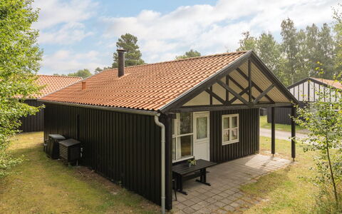 Bennek - 200M from the Sea: Dach, Haus, Zuhause, Hütte, Tür, Abstellgleis, Deck, Veranda, Planke, Hartholz