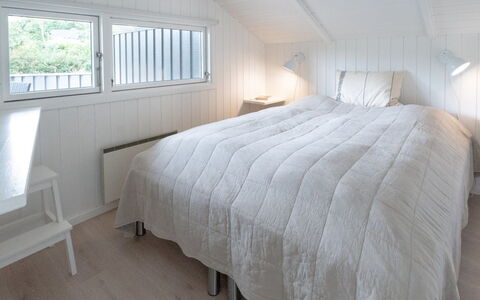 Niska - 300M from the Sea: Schlafzimmer, Holz, Linens, Bettdecke, Decke, Fussboden, Bett, Flooring, Bedding, Interior Design