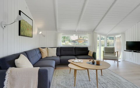 Niska - 300M from the Sea: Holz, Zuhause, Wohnzimmer, Couch, Holzboden, Decke, Hartholz, Holzbeize