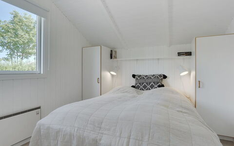 Niska - 300M from the Sea: Holz, Decke, Schlafzimmer, Interior Design, Flooring, Fussboden, Bett, Zimmer, Bedding, Bettdecke