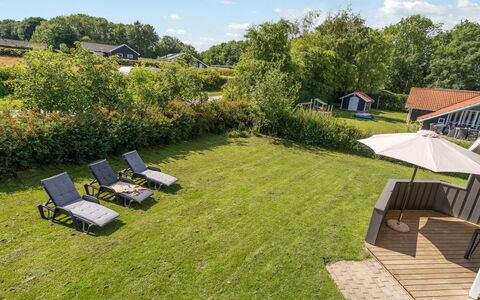 Niska - 300M from the Sea: Gras, Strauch, Zuhause, Grundstueck, Dach, Garten, Rasen, Hütte, Ground, Estate