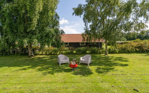 Niska - 300M from the Sea: Gras, Strauch, Garten, Grundstueck, Rasen, Schatten, Hütte, Ground, Landscaping