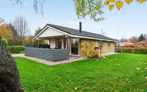 Umen - 300M from the Sea: Dach, Haus, Zuhause, Hütte, Tür, Abstellgleis, Deck, Veranda, Planke, Hartholz