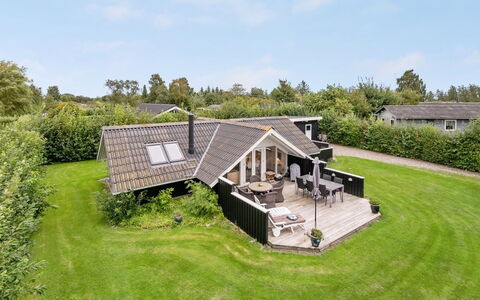 Sella - 500M from the Sea: Dach, Haus, Grundstueck, Zuhause, Hütte, Estate, Gartenbauten, Schatten, Blockhaus, Landscaping