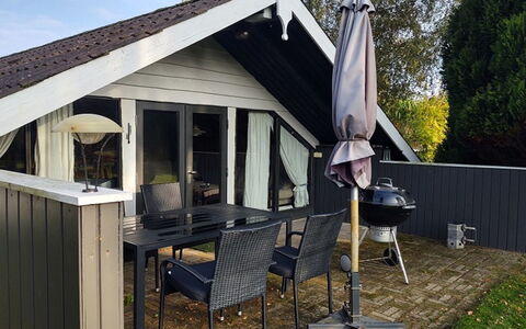 Rieke - 300M from the Sea: Hütte, Schatten, Stuhl, Gartenmöbel, Hartholz, Abstellgleis, Veranda, Terrasse, Deck, Outdoor Struktur