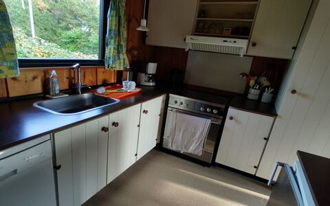 Rieke - 300M from the Sea: Küchengerät, Küche, Countertop, Möbel, Herd, Major Appliance, Flooring, Gasherd, Herd, Cabinetry