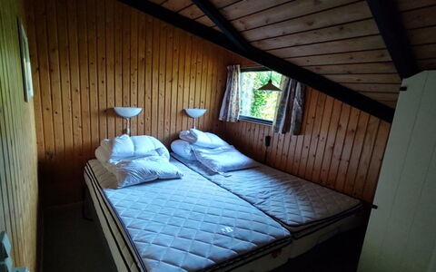 Rieke - 300M from the Sea: Holz, Schlafzimmer, Bett, Möbel, Fussboden, Bettdecke, Interior Design, Bedding, Linens, Zuhause