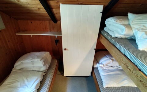 Rieke - 300M from the Sea: Bett, Holz, Schlafzimmer, Etagenbett, Möbel, Fussboden, Flooring, Bettrahmen, Bettdecke, Bedding