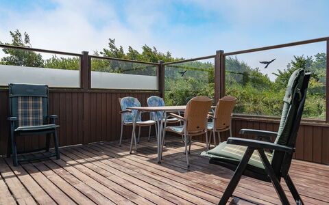 Frigga - 400M from the Sea: Zuhause, Hütte, Veranda, Hartholz, Abstellgleis, Deck, Schatten, Planke, Estate, Gartenbauten