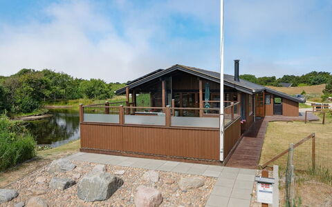 Frigga - 400M from the Sea: Zuhause, Hütte, Veranda, Hartholz, Abstellgleis, Deck, Schatten, Planke, Estate, Gartenbauten