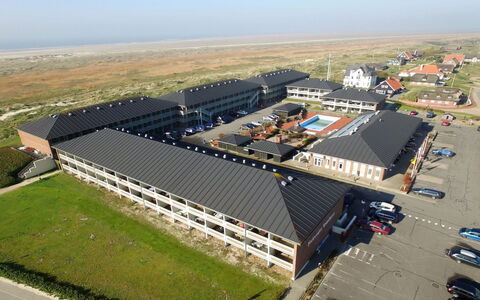 Britt - 100M from the Sea: Dach, Haus, Zuhause, Hütte, Tür, Abstellgleis, Deck, Veranda, Planke, Hartholz