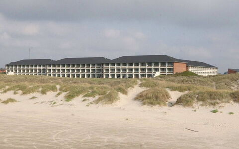 Britt - 100M from the Sea: Dach, Haus, Zuhause, Hütte, Tür, Abstellgleis, Deck, Veranda, Planke, Hartholz
