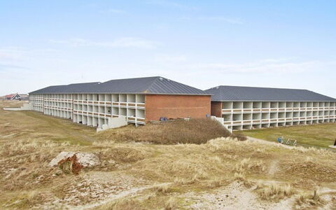 Britt - 100M from the Sea: Dach, Haus, Zuhause, Hütte, Tür, Abstellgleis, Deck, Veranda, Planke, Hartholz