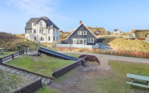 Britt - 100M from the Sea: Dach, Haus, Zuhause, Hütte, Tür, Abstellgleis, Deck, Veranda, Planke, Hartholz