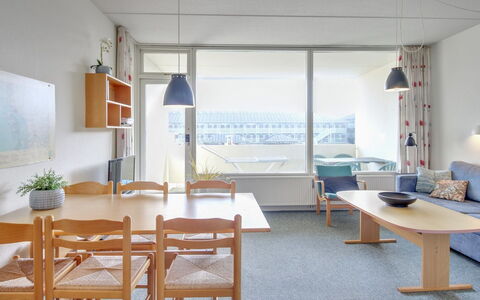 Britt - 100M from the Sea: Möbel, Interior Design, Flooring, Fussboden, Decke, Zimmer, Stuhl, Wohnung, Wohnzimmer, Light Fixture
