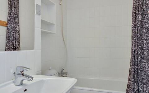 Britt - 100M from the Sea: Badezimmer, Armatur, Wand, Flooring, Interior Design, Bad Sink, Fussboden, Sinken, Zapfhahn, Installation