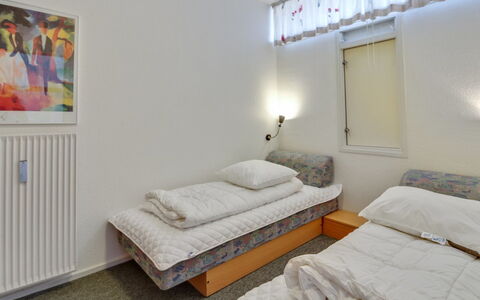 Britt - 100M from the Sea: Bett, Schlafzimmer, Wand, Bedding, Interior Design, Bettdecke, Möbel, Fussboden, Flooring, Linens