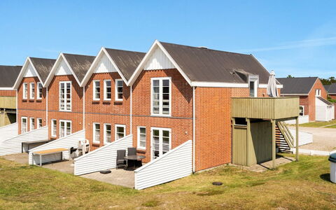 Roya - 1.9Km from the Sea: Möbel, Interior Design, Stuhl, Flooring, Tabelle, Resort, Fussboden, Decke, Zimmer, Eco Hotel