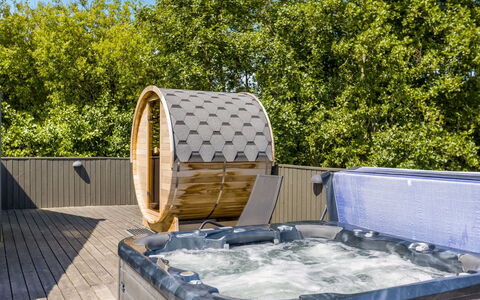 Jonna - 700M from the Sea: Badewanne, Verbundwerkstoff, Jacuzzi, Armatur, Holzbeize, Hartholz, Deck, Schwimmbad, Zimmerpflanze