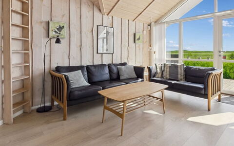 Jonna - 700M from the Sea: Möbel, Flooring, Holz, Interior Design, Fussboden, Holzboden, Decke, Wohnzimmer, Zuhause, Hartholz